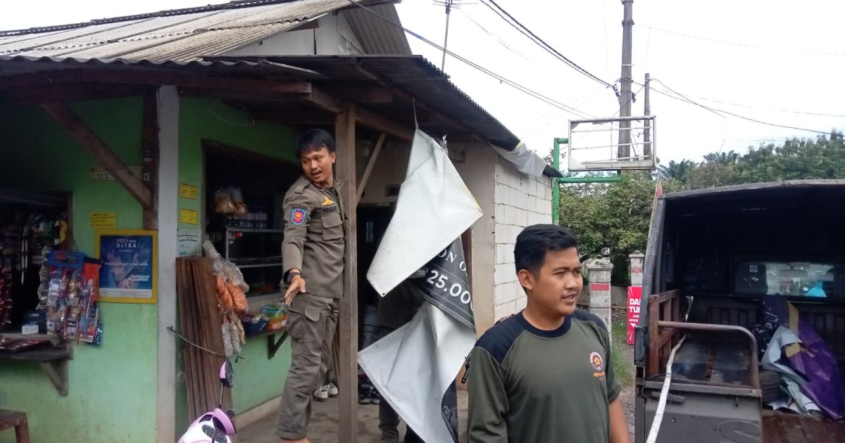 Satpol PP Kecamatan Cigudeg menertibkan media luar ruang tanpa izin di sepanjang Jalan Raya Cigudeg melalui program Kamis Manis sesuai Perda Ketertiban Umum.