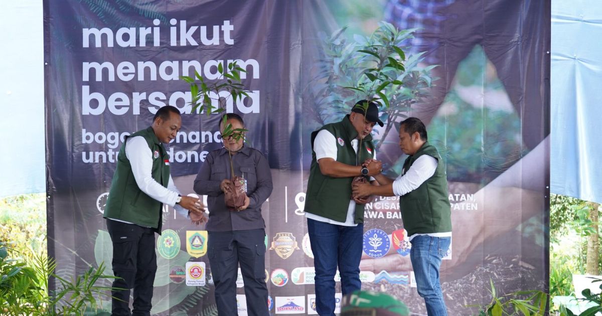 Bupati Bogor Rudy Susmanto memimpin penanaman pohon di hulu Sungai Ciliwung sebagai bagia program hutan kota di 40 kecamatan dengan target awal 220 hektare.