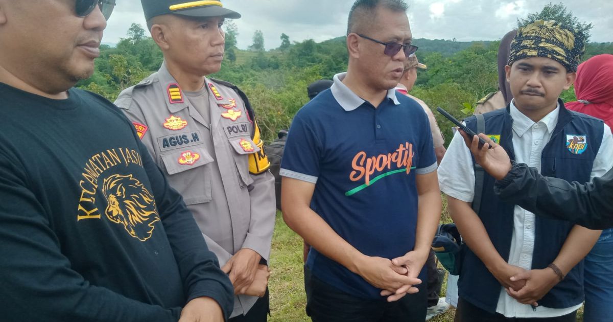 KNPI Jasinga bersama Dispora Kabupaten Bogor menggelar penanaman hutan kota sebagai upaya memperluas ruang terbuka hijau dan menjaga kelestarian lingkungan secara berkelanjutan.