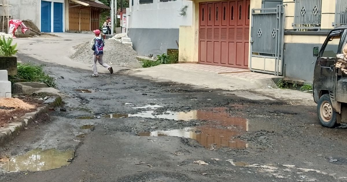 Jalan Kabupaten di Bantar Karet Nanggung Rusak Parah, Warga Lakukan Penanganan Darurat