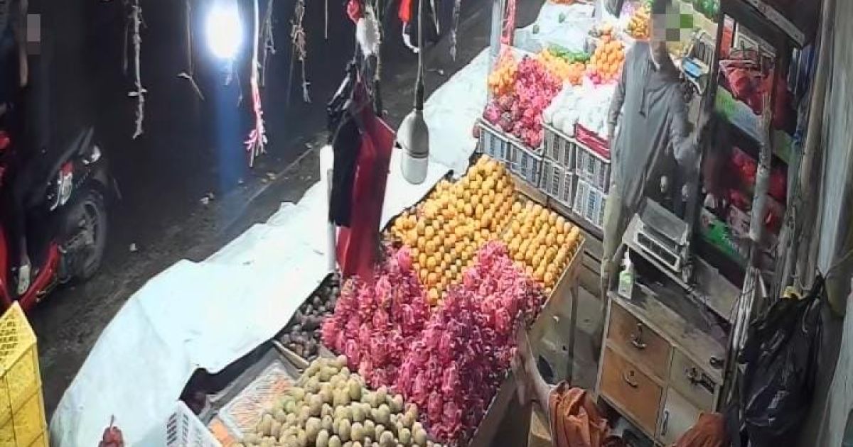 Aksi Pencurian di Kios Buah Leuwisadeng Terekam CCTV, Pelaku Beraksi Usai Azan Subuh