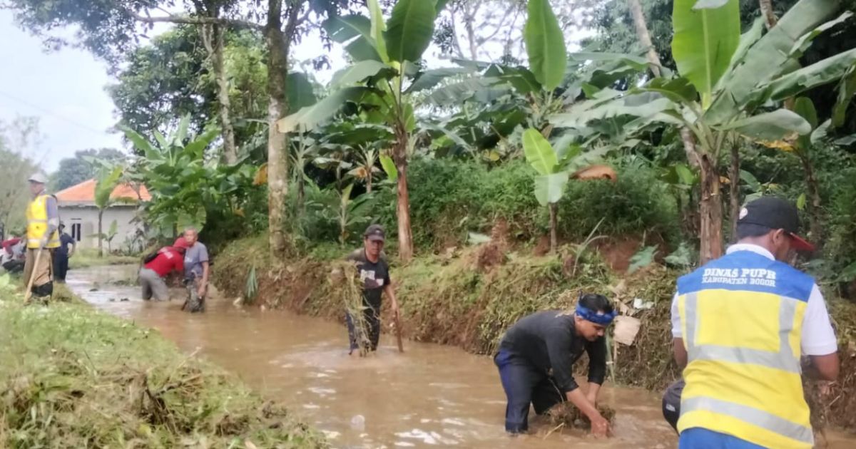 Gotong royong normalisasi saluran induk D.I Cidurian Sendung di Desa Setu, Jasinga.