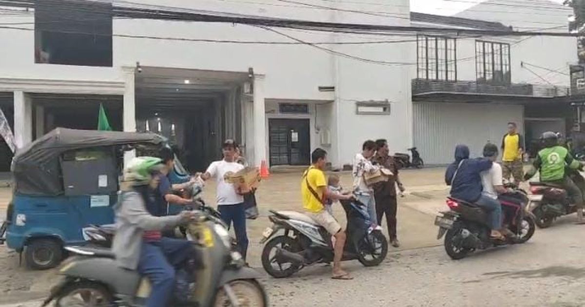 White House Premiere dan Serikat Petani Depok Bagikan 500 Takjil di Hari Pertama Ramadan