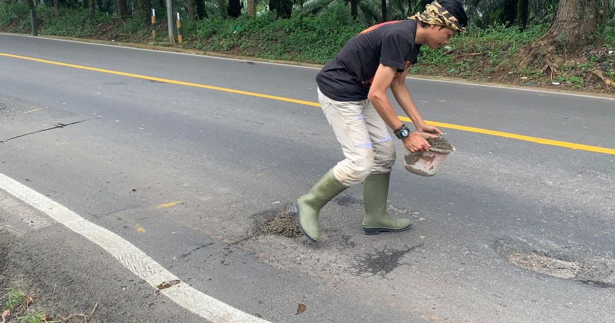 Pemuda Bogor Barat Swadaya Tambal Jalan Jasinga–Cigudeg, Desak Perbaikan Permanen