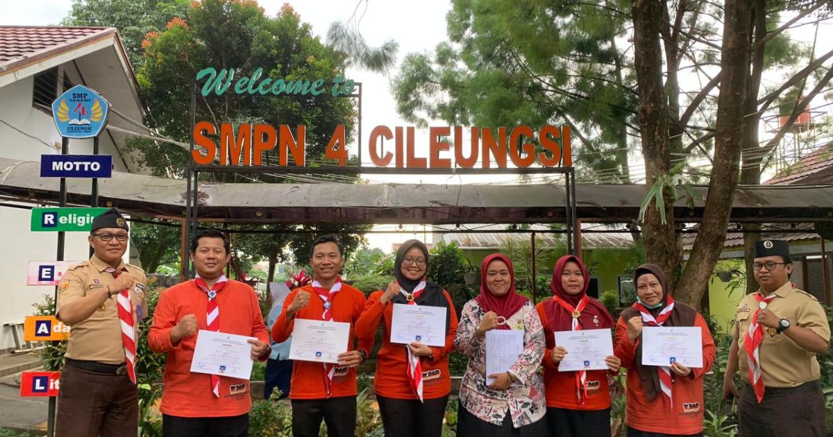 SMPN 4 Cileungsi memperkuat pembinaan Pramuka melalui KMD bagi guru dan sukses meraih Juara Umum DENSA 2026. Mabigus Ellin Sumarlina juga raih penghargaan.
