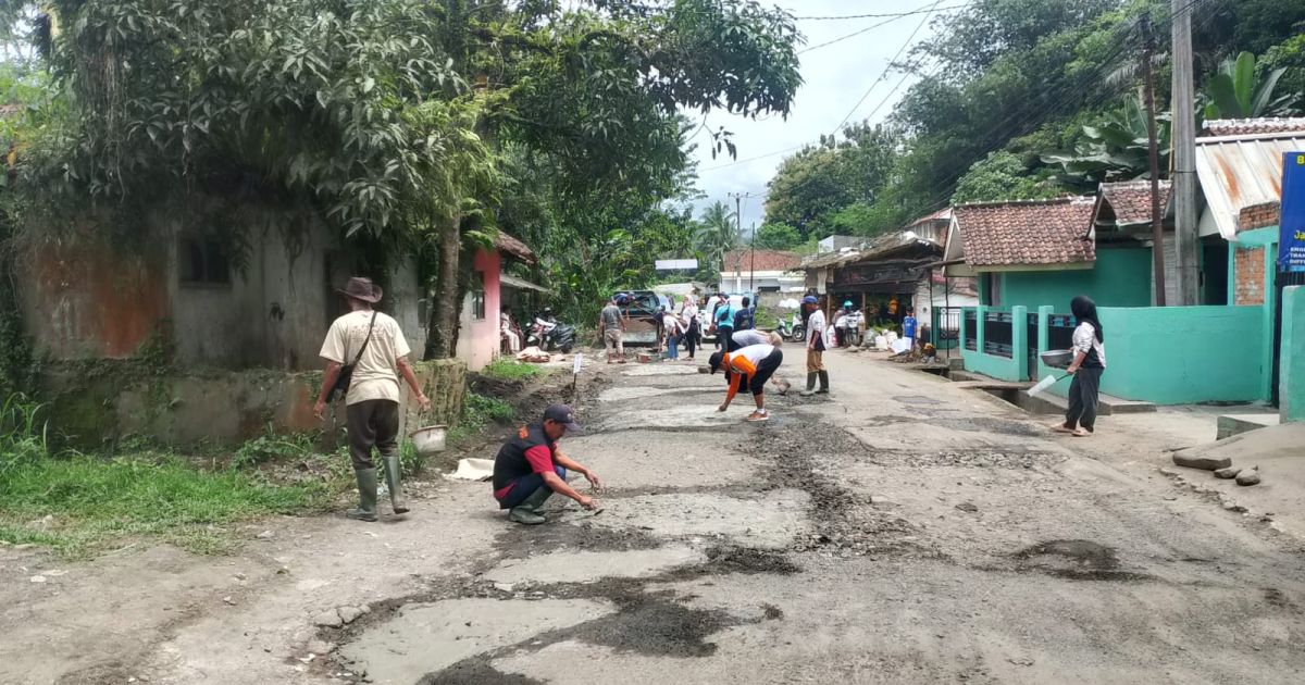 Warga dan FKBP Tambal Jalan Rusak di Nanggung Secara Swadaya, PUPR Masih Tunggu Material