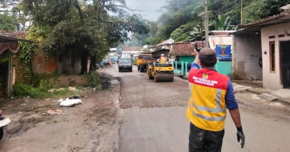 Disorot Warga, PUPR Bogor Akhirnya Perbaiki Jalan Rusak Pakapuran