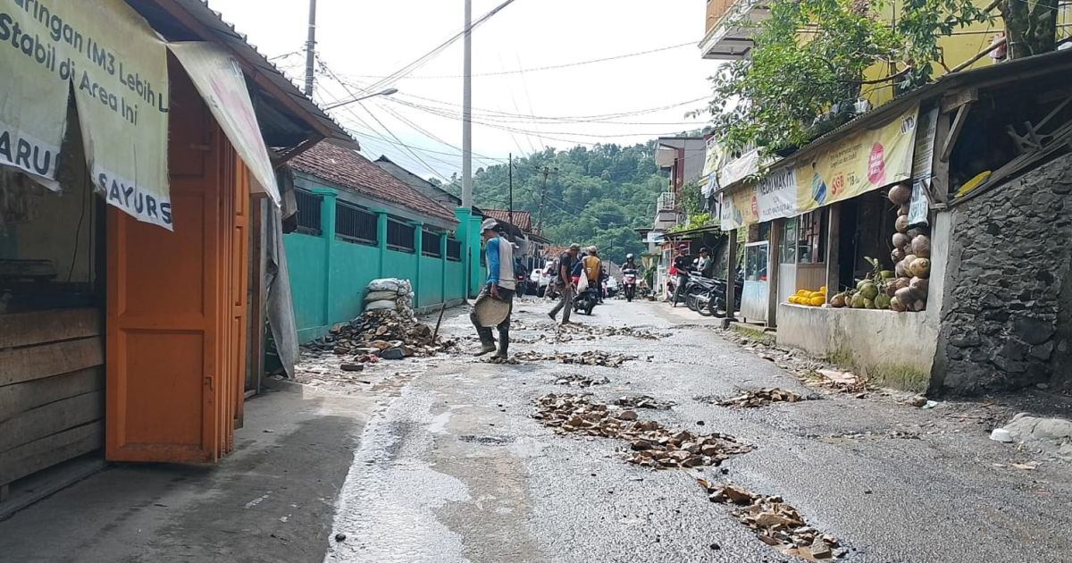 Antam Pongkor Lakukan Perbaikan Jalan Kalongliud–Bantarkaret untuk Tingkatkan Keselamatan Warga