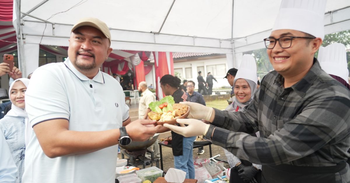 Bupati Bogor Rudy Susmanto memasak bersama dalam kegiatan Pesona Ramadan Kabupaten Bogor Berbagi