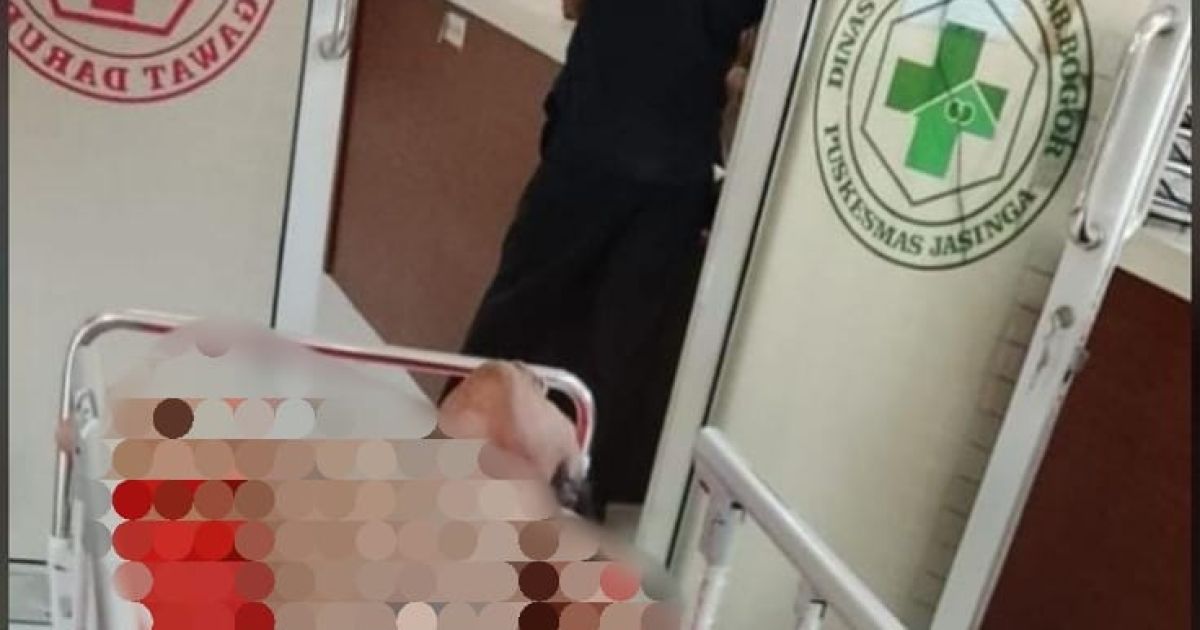 Terduga Pelaku maling motor dihajar warga di Jasinga Bogor saat salat Jumat