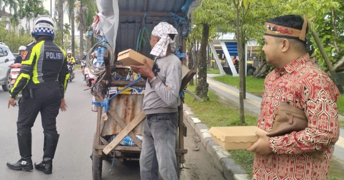 Apri Wilianto Pimpin Pemuda Dayak Banjarmasin Bagikan 150 Nasi Kotak Takjil di Kayu Tangi