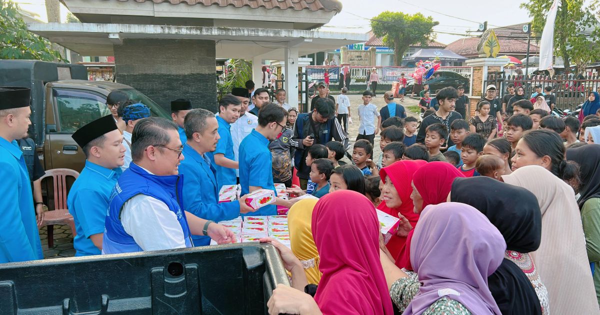 Ratusan warga Leuwiliang memadati Kantor Kecamatan untuk mendapatkan takjil gratis dari DPD KNPI Kabupaten Bogor dalam rangka roadshow Ramadhan 1447 H.