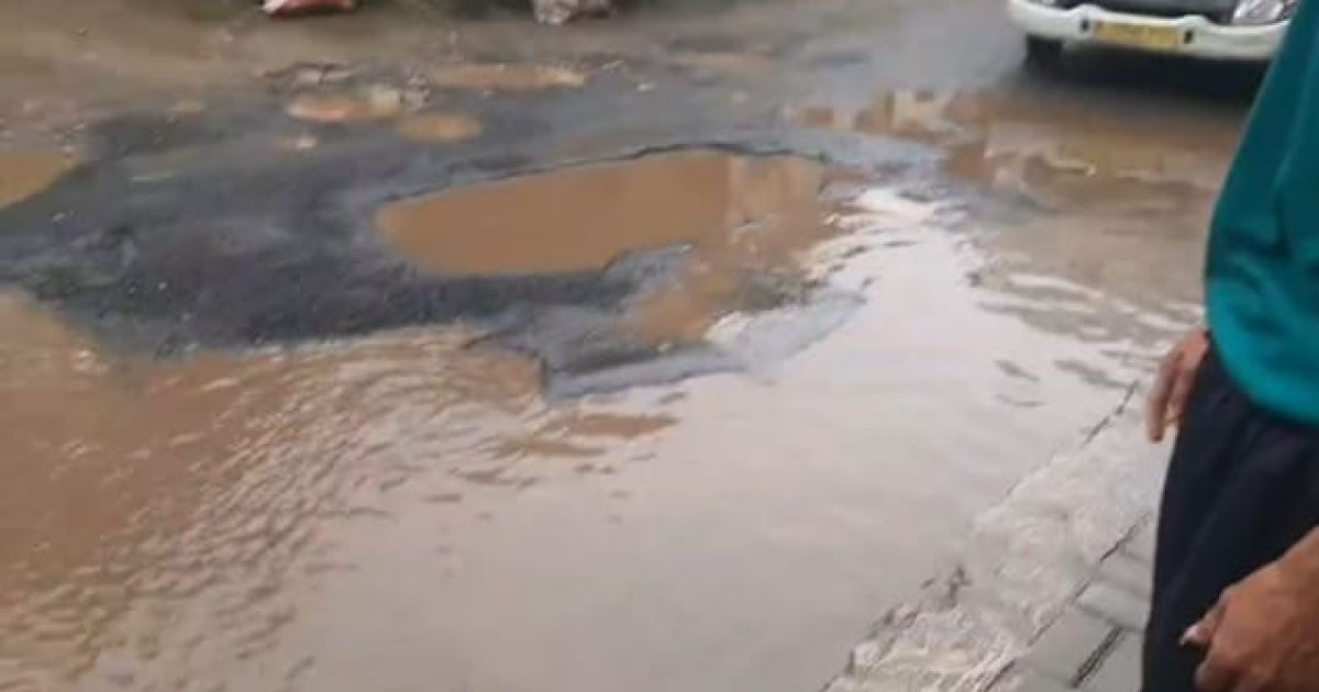 Berlubang dan Tergenang Saat Hujan, Jalan di Ciaruteun Ilir Membahayakan Pengendara