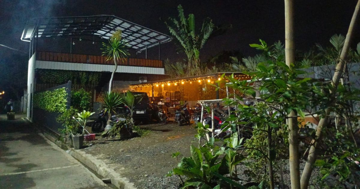 Kafe Note di Desa Girimulya, Kecamatan Cibungbulang, Kabupaten Bogor, menjadi sorotan KNPI karena diduga masih mengoperasikan hiburan karaoke di bulan Ramadhan.