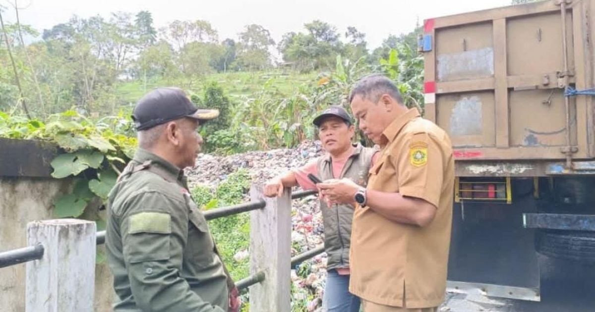 Pemkab Bogor Tangani Tumpukan Sampah Liar di Desa Kopo Cisarua, Kerahkan Puluhan Truk