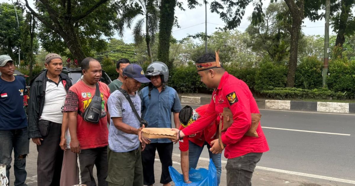 Apri Wilianto Pengusaha Asal Kapuas Bagikan 100 Nasi Kotak Gratis di Sekitar Masjid Sabilal Banjarmasin