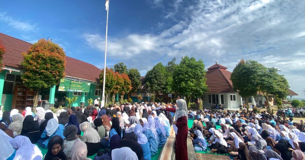 SMP Negeri 3 Cibungbulang menggelar Pesantren Kilat (Sanlat) Briliantren Ramadan 2026 dengan berbagai kegiatan keagamaan seperti tadarus Al-Qur’an, tausiah, santunan 70 anak yatim, hingga berbagi takjil oleh OSIS.