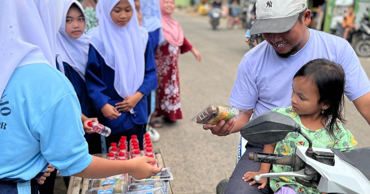 OSIS SMP Negeri 3 Tenjo menggelar kegiatan sosial pembagian takjil kepada masyarakat di sekitar lingkungan sekolah. Kegiatan bertajuk “Takjil On The Road” di ruas jalan sekitar SMPN 3 Tenjo.Kamis, 12/03/26. (Foto/doksmpn3tenjo)