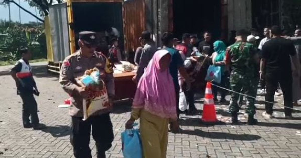 Sebanyak 36 ribu kepala keluarga di Kecamatan Babakan Madang Bogor menerima bantuan sembako dari Presiden Prabowo. Penyaluran dijaga aparat Polsek Babakan Madang agar tertib dan aman.