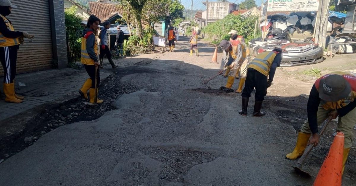 Respons Cepat PUPR, Jalan Rusak Galuga–Ciampea Mulai Diperbaiki Bertahap
