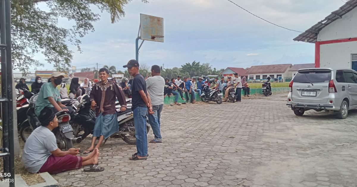 Puluhan RT dan Kader Posyandu Demo Kades di Natar, Kantor Desa Disegel