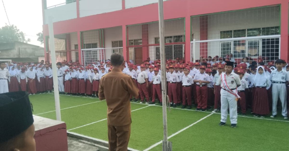 Ket.Gambar : Awali hari pertama sekolah pasca Idul Fitri SDN Tarikolot 04 gelar upacara dan penanaman 7 Kebiasaan Anak Indonesia Hebat untuk memperkuat karakter siswa.