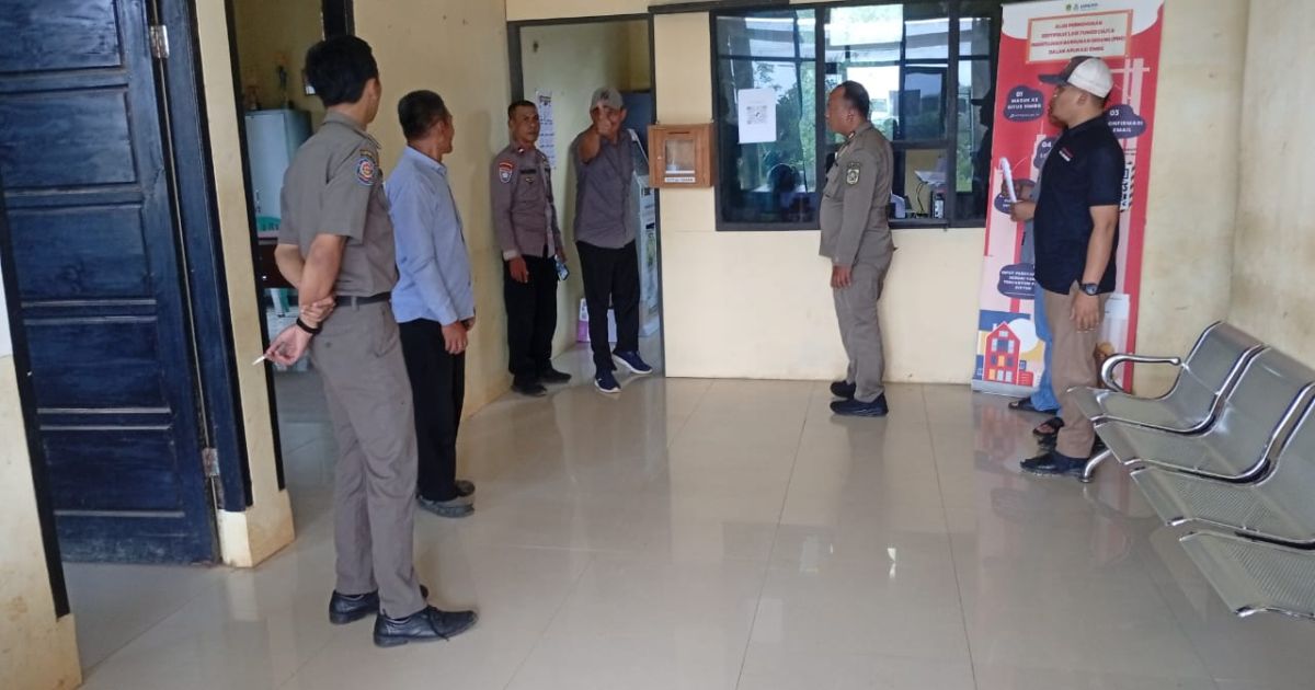 Aparat Kepolisian dari Polsek Cigudeg melakukan pengecekan langsung di Kantor Desa Pasir Madang, Kecamatan Sukajaya, Kabupaten Bogor, Selasa (31/3/2026) yang jadi lokasi TKP.