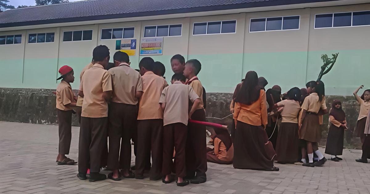 Keterangan Gambar: Siswa-siswi SDN Gunung Dahu, Kecamatan Nanggung, Kabupaten Bogor. sedang melakukan kegiatan ekstrakurikuler Pramuka. (Foto/Net)