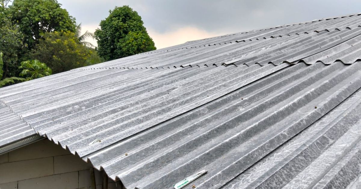 Program ganti atap rumah wartawan oleh SKI dan Promedia berlanjut di Bogor. Atap diganti material ramah lingkungan yang lebih kuat, sejuk, dan aman.