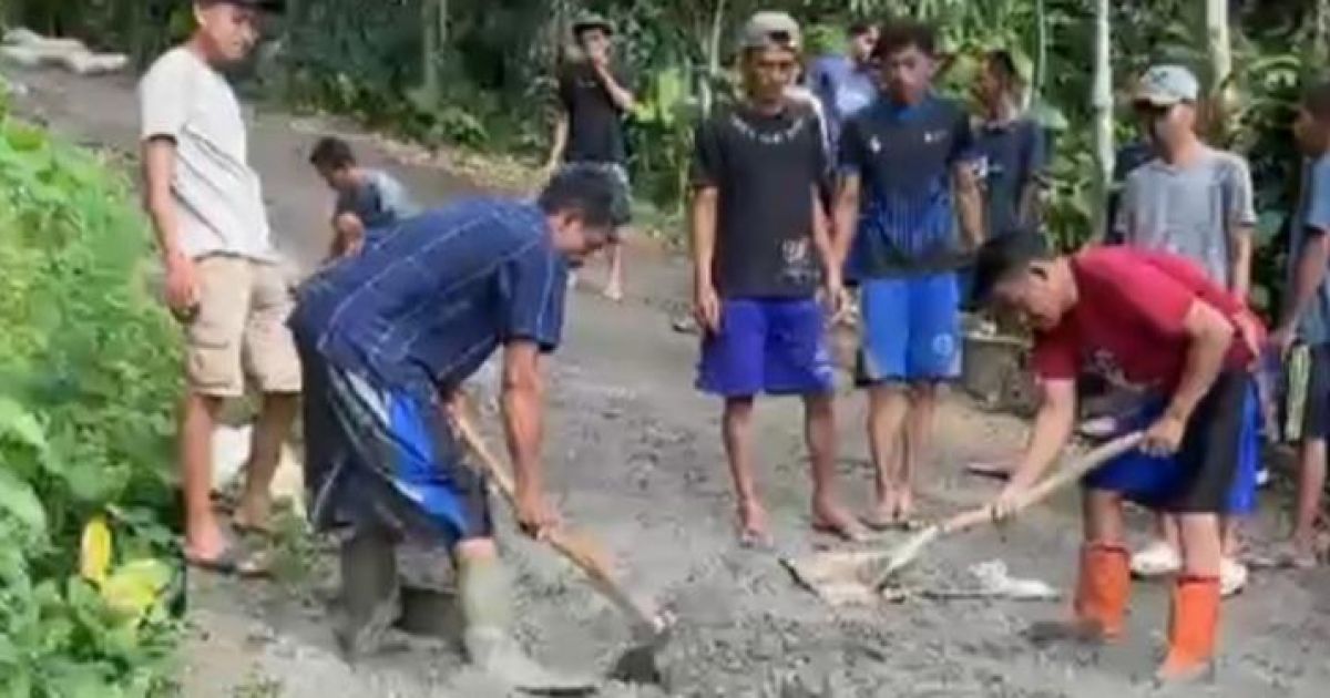 Rusak 14 Tahun, Warga Pongkor Nanggung Gotong Royong Perbaiki Jalan: “Hampir Tiap Hari Ada yang Jatuh”
