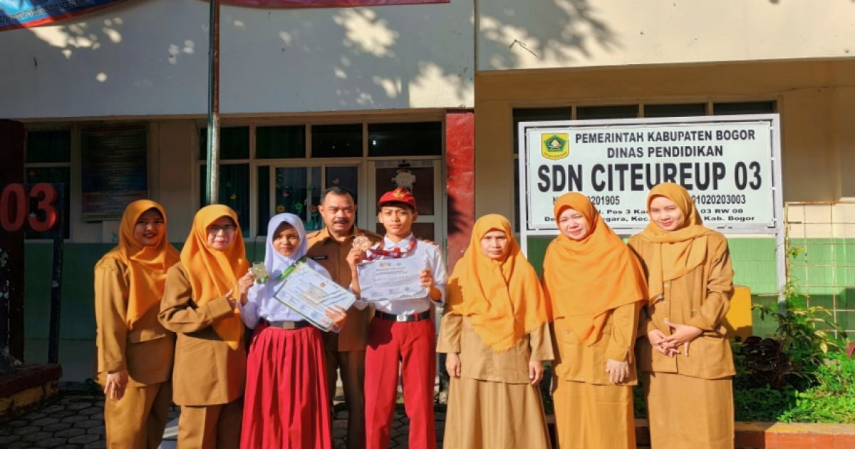 Keterangan Gambar: Dua siswa SDN CITEUREUP 03 yang berprestasi berfoto bersama Kepala Sekolah dan Dewan Guru.