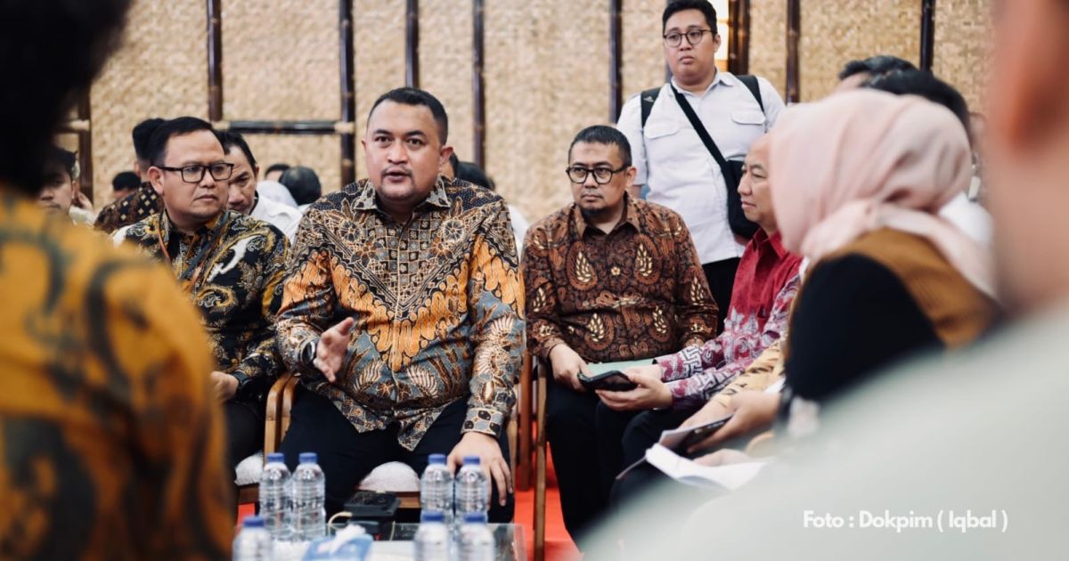 Bupati Bogor Rudy Susmanto (Tengah)