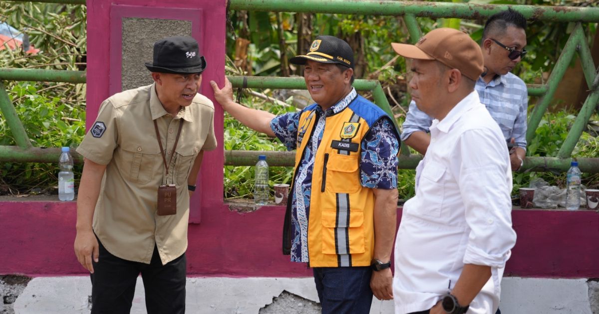 Kepala Dinas Pekerjaan Umum, Suryanto Putra (Tengah)
