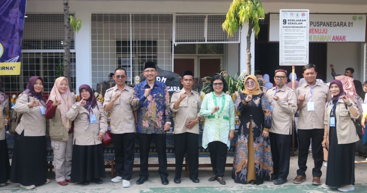 Ketua Panitia Joni Sugiarto, M.Pd, dan Ketua K3S Endang Wikarsa berpoto bersama di tengah kegiatan FLS3N, O2SN dan Pentas PAI Tingkat Kecamatan Citeureup.