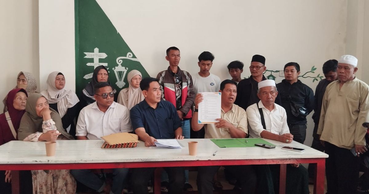 Ratusan warga Desa Citeko, Bogor, menolak pembangunan tower BTS dan mengadu ke AMBS. Proyek diduga belum berizin dan minim sosialisasi.