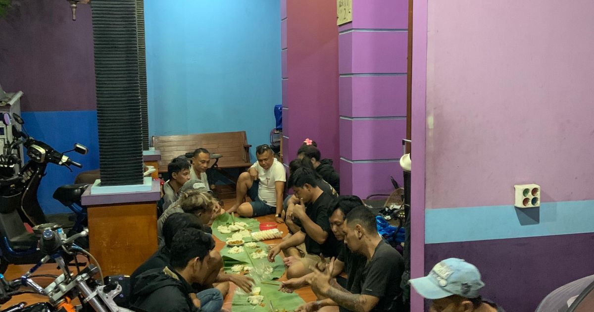 Karyawan FF Abadi Pressindo rutin menggelar tawasul setiap Senin malam di Cibinong untuk mempererat kebersamaan dan meningkatkan spiritualitas.