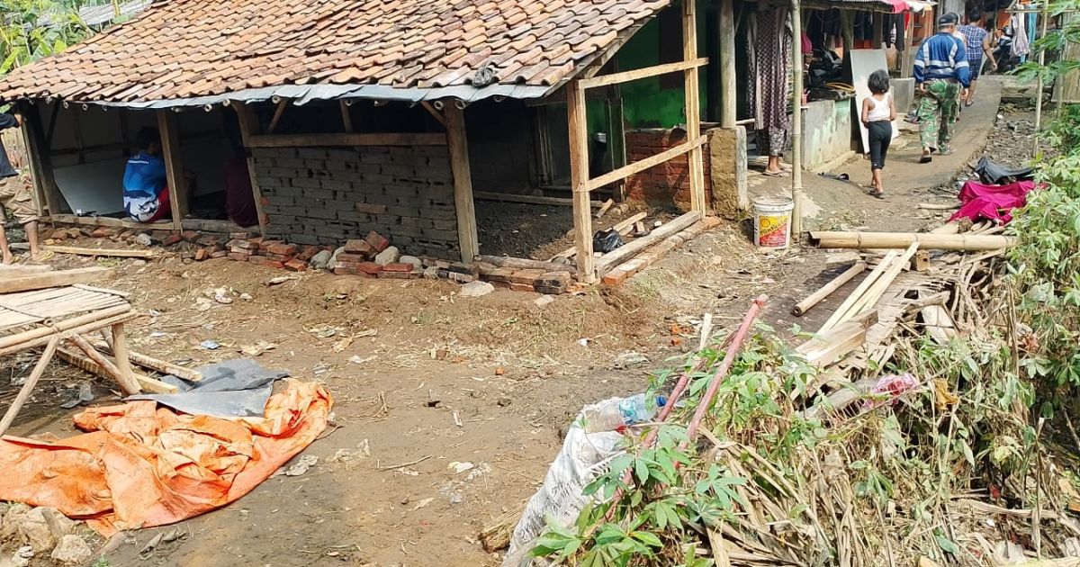 Banjir bandang di Desa Pangaur, Jasinga, Bogor, putuskan jembatan dan rusak lima rumah warga.