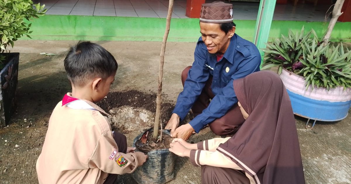 SDIT Al Ashr Gelar Gerakan Menanam Pohon, Tanamkan Kepedulian Lingkungan Sejak Dini