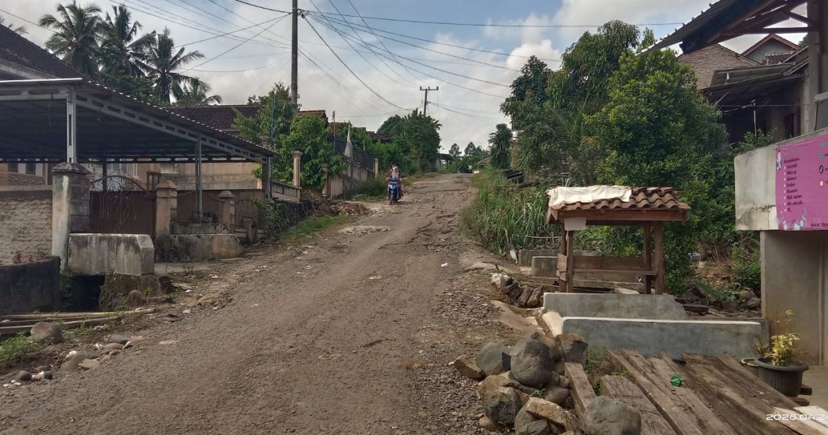 Jalan Rusak Parah Sepanjang 13 Km, Warga Bayas Jaya Terhambat Jual Hasil Panen