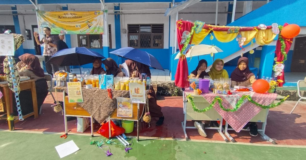 Siswa SMPN 1 Cibungbulang Belajar Bisnis Lewat Bazar