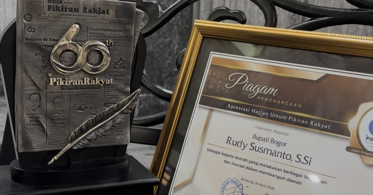 Bupati Bogor Rudy Susmanto meraih penghargaan Kepala Daerah Inovatif di HUT ke-60 Pikiran Rakyat berkat terobosan pembangunan dan kepuasan publik tinggi.