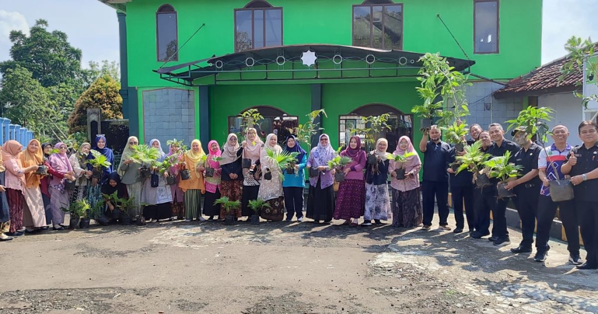 SMPN 1 Cigombong menanam 1.000 pohon dalam rangka Hari Bumi 2026. Kegiatan ini bertujuan menanamkan kepedulian lingkungan dan pendidikan karakter siswa.
