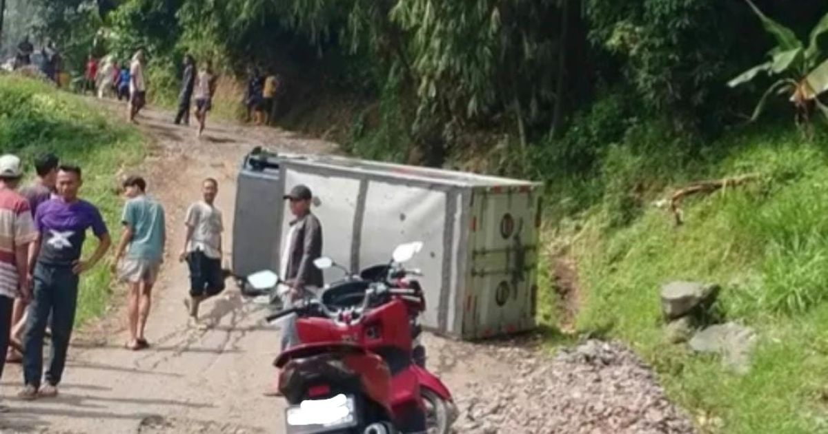 Jalan Rusak di Citumbuk Nanggung Picu Kecelakaan, Warga Desak Perbaikan Total
