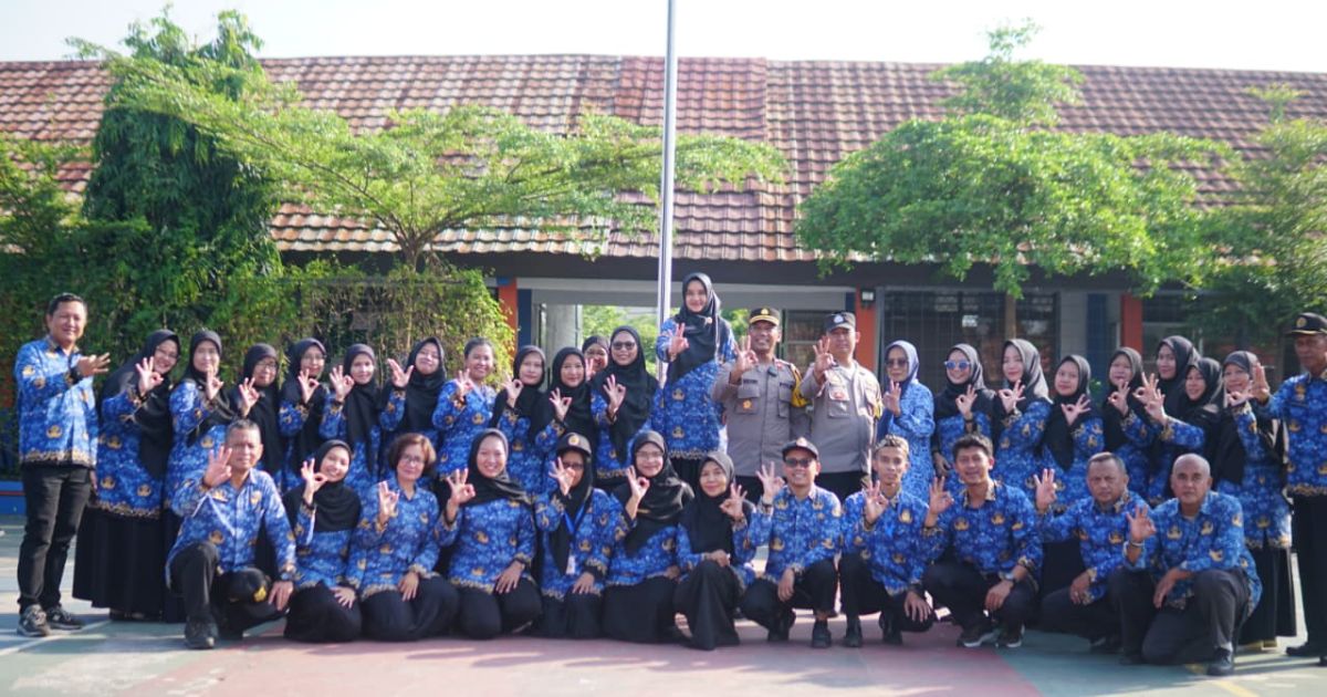 Kapolsek Cileungsi Jadi Pembina Upacara di SMPN 3, Tekankan Disiplin dan Tolak Tawuran