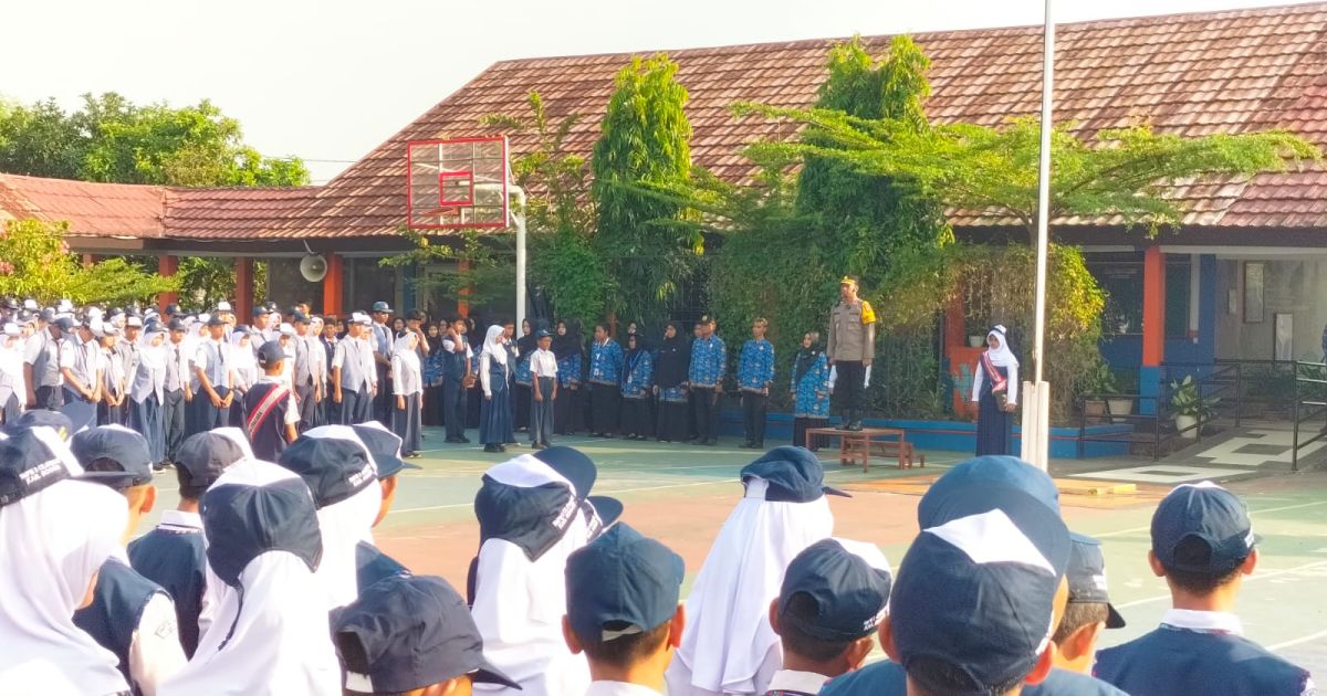 Kapolsek Cileungsi, Kompol Edison, memimpin upacara bendera sebagai pembina di SMP Negeri 3 Cileungsi, Senin pagi (27/4/2026).