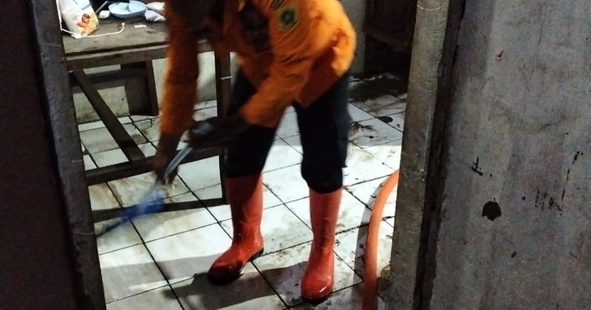 Banjir setinggi sekitar 1 meter merendam empat rumah warga di Kampung Leuweung Gede, Desa Tenjo, Kabupaten Bogor, akibat luapan Kali Cinyompok usai hujan deras, Rabu (29/4/2026).