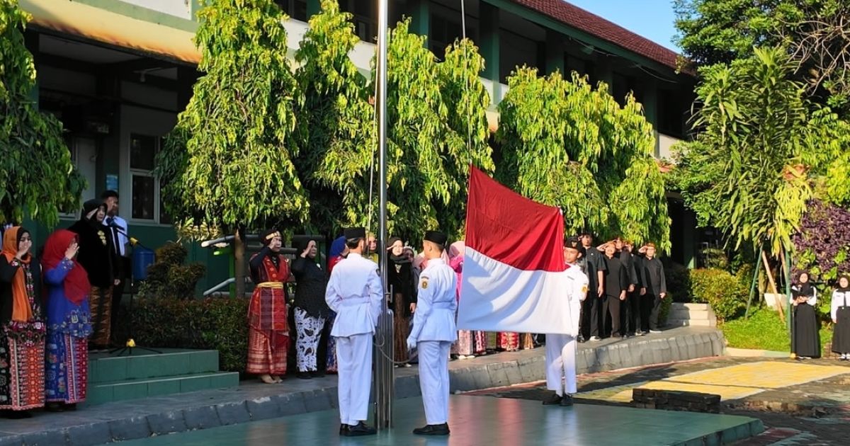 SMAN 2 Cibinong peringati Hardiknas 2026 dengan upacara khidmat. Tekankan pendidikan berkarakter, nilai Panca Waluya, dan kebiasaan positif siswa.