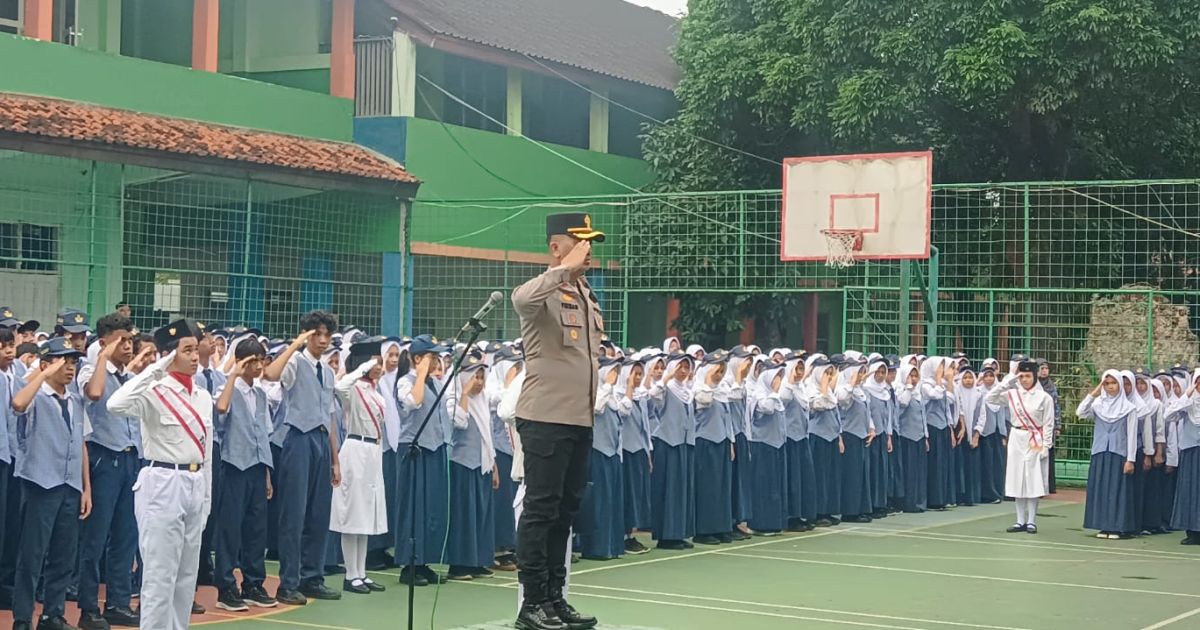 Polsek Parung jadi pembina upacara Hardiknas 2026 di sekolah Parung dan Ciseeng. Polisi beri edukasi pelajar soal disiplin, bahaya kenakalan remaja, dan keselamatan.