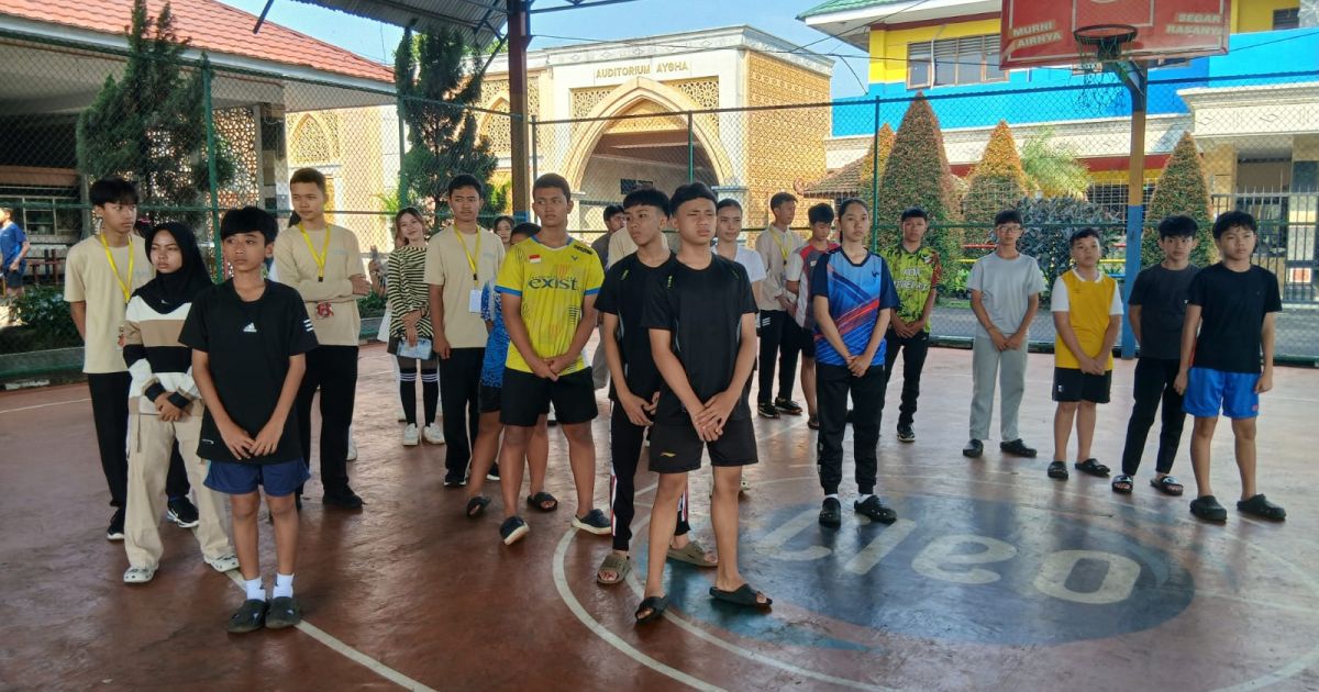 Turnamen Badminton Smantic Federball 2026 digelar di SMA Al-Madinah Cibinong, diikuti pelajar SMP dan SMA se-Jawa Barat dengan hadiah jutaan rupiah.