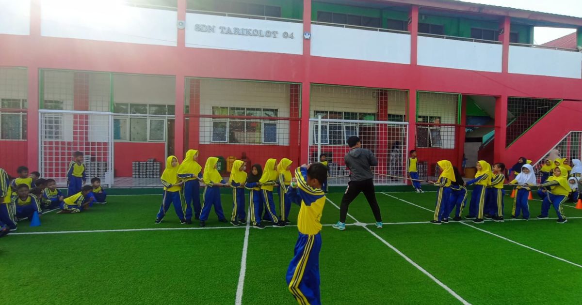 Kepala SDN Tarikolot 04 Endang Wikarsa membantah tudingan tidak transparan dalam pengelolaan dana BOS 2025. Ia menegaskan penggunaan anggaran telah sesuai regulasi dan dapat dipertanggungjawabkan.